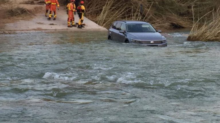 Rescatan a un conductor que acabó con su vehículo en el río Serpis