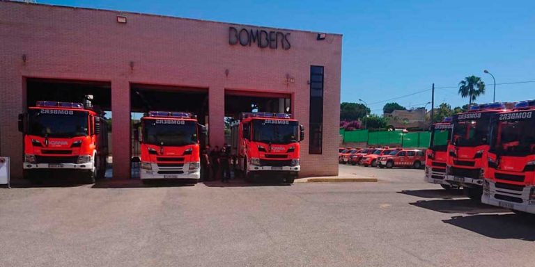 Desalojan a 70 trabajadores por el incendio de un almacén en Potries