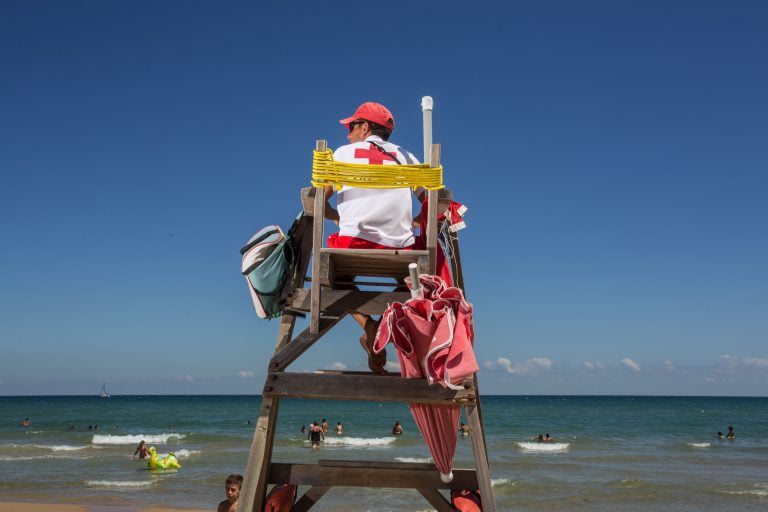 Arranca la temporada de baño en las playas de Oliva