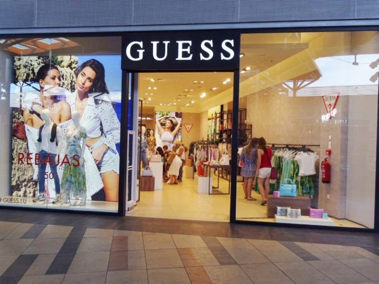 La firma Guess abre en el Centro Comercial La Vital